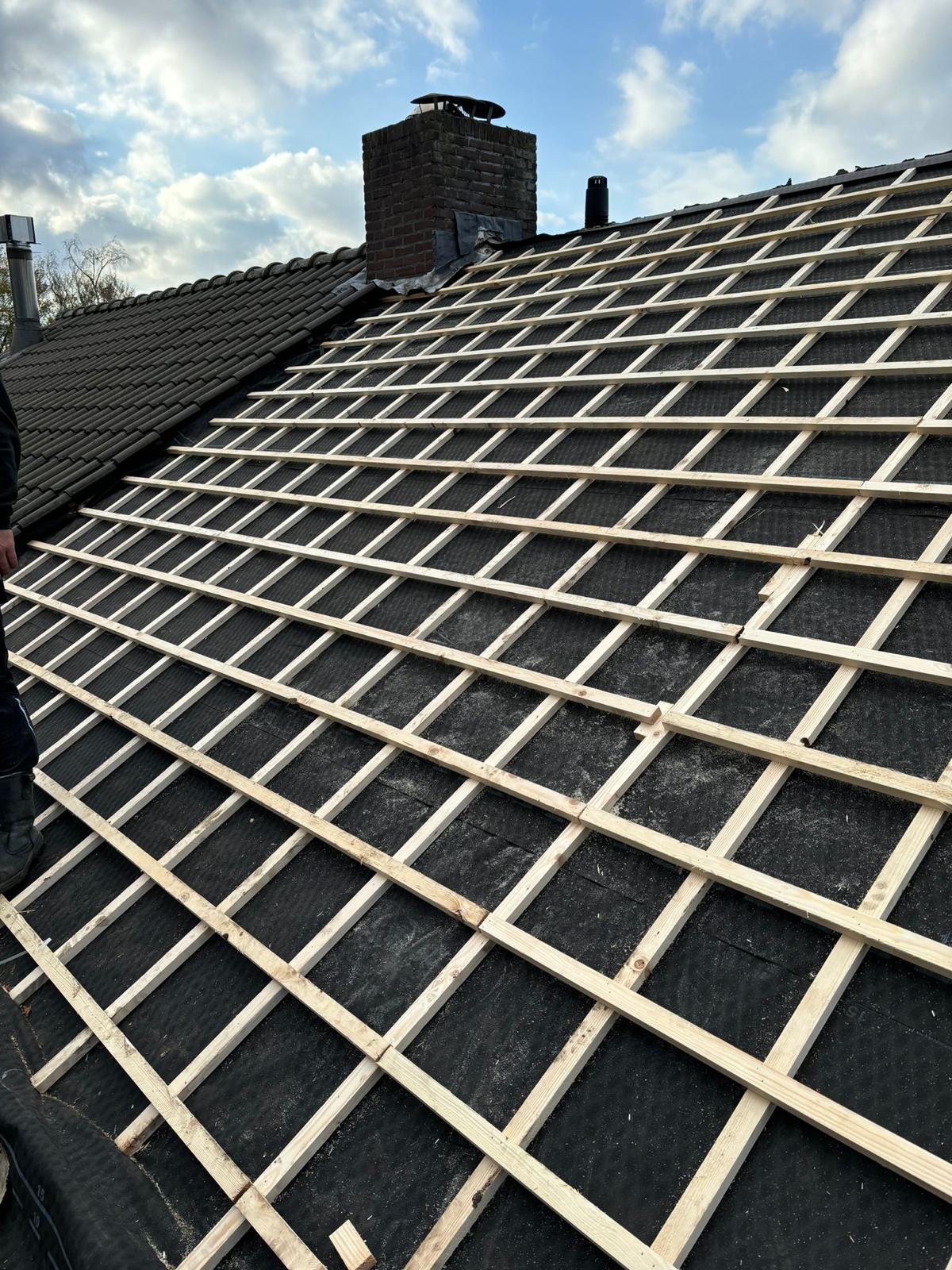 Zoekt u een ervaren dakdekker in Bosschenhoofd voor een dakreparatie, dakrenovatie of hulp bij een lekkage? Bij PDD Dakwerken helpen wij particuliere en zakelijke opdrachtgevers dagelijks met duurzame oplossingen voor alle soorten daken. Of het nu gaat om slijtage aan een pannendak, problemen met een plat dak of een complete vernieuwing van een verouderd dak, goed dakwerk begint met vakmanschap en een aanpak die gericht is op de lange termijn.

In Bosschenhoofd en omliggende plaatsen zien we veel verschillende woningtypen, van oudere vrijstaande woningen tot gezinswoningen met aanbouwen en platte dakdelen. Juist daardoor komen uiteenlopende dakproblemen voor. Verouderde aansluitingen, slijtage aan dakbedekking, nokvorsten die losraken en lekkages rond schoorstenen of afwatering zijn problemen die wij in de praktijk regelmatig tegenkomen.

Veel mensen zoeken een dakdekker Bosschenhoofd wanneer er al schade zichtbaar is, maar vaak is het dak dan al langer in conditie achteruitgegaan. Juist tijdig herstel of onderhoud voorkomt grotere kosten en vervolgschade.